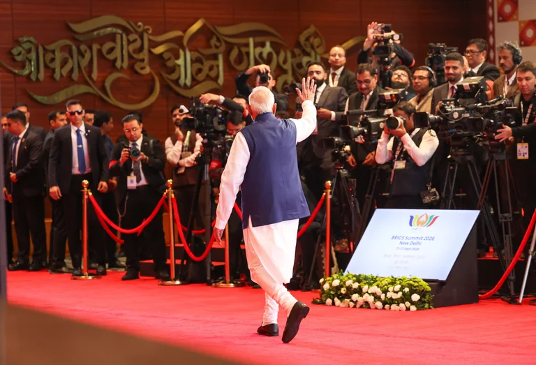 Narendra Modi entra en el recinto de la 18.ª Cumbre de BRICS en Nueva Delhi, rodeado de medios de comunicación.