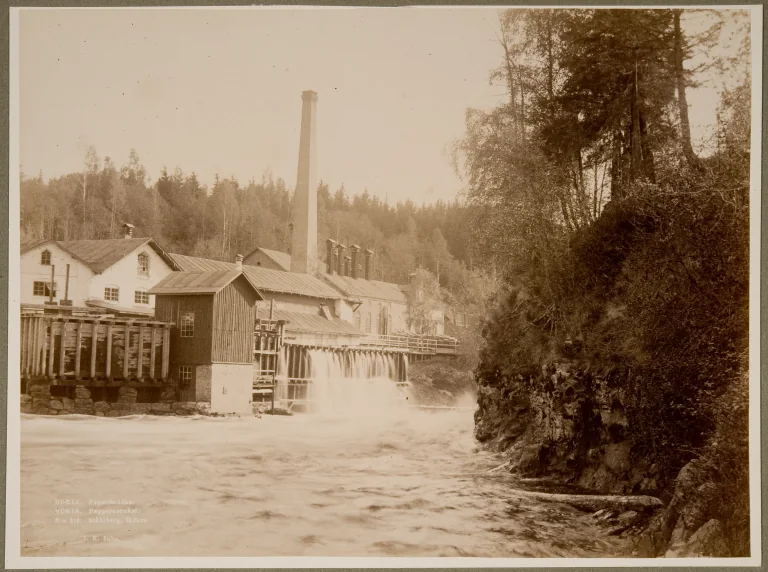 Fábrica de papel de Nokia junto al río en Finlandia, fotografiada en la década de 1890.